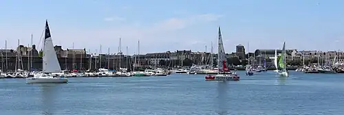 Voiliers naviguant en file indienne