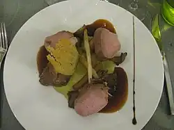 Filet mignon de porc mi-fumé aux asperges.