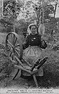 Fileuse de lin de Trémel au début du XXe&nbsp;siècle (carte postale ND Photo)