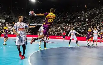 Jordan Camarero en suspension sous les yeux de Michaël Guigou