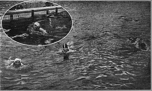 photographie noir et blanc de nageuses dans l'eau ; en insert : une nageuse dans l'eau