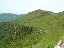 La route des 1,5 derniers kilomètres du versant ouest, très raides, vue depuis le final du versant Sud.