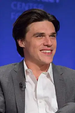 Finn Wittrock interprète Edmund.