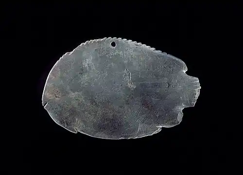 Palette à fard en forme de poisson plat.Schiste, 7,6 × 11,7 cmLACMA