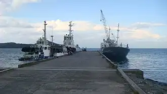 Remorqueurs et bateaux dans le port de pêche.
