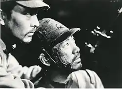 Photo d'un soldat regardant vers le coin supérieur droit.