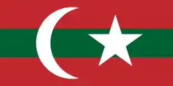 Drapeau formé d'un croissant et d'une étoile blanche sur un fond de trois bandes horizontales, deux bandes rouges encadrant une bande verte.