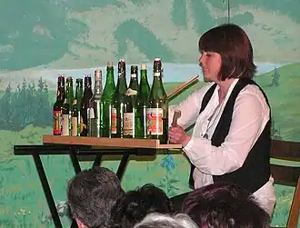 L'invention du piano à bouteilles (allemand : Flaschenklavier) est revendiquée par Toni Bürgler (Musiker) (de). Cet instrument est parfois employé dans la musique d'Illgau.