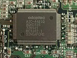 Flat-Pack 128. Composant VLSI possédant 128 connexions.