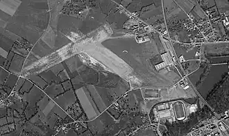 Aérodrome de Flers le 01 avril 1965 avec ses deux pistes en herbe et un hangar à avions.