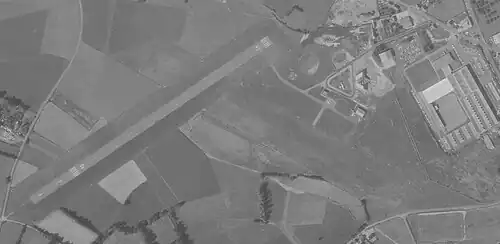 Aérodrome de Flers le 29 août 1977 avec son aérogare, un hangar à avions et la construction du batiment de la CCI de Flers.