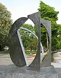 Folded Square D, sculpture de Fletcher Benton (Berliner/Kaiserstr.)