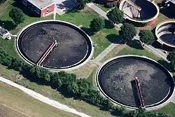 Vue aérienne de clarificateurs.