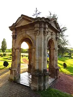 Oratoire devant l'église.
