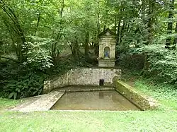Fontaine dédiée à saint Pierre.
