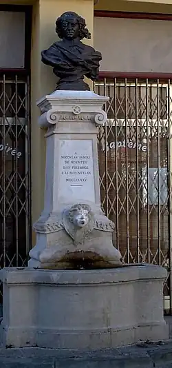 Fontaine avec un buste de Nicolas Saboly.