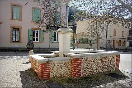 Fontaine à parement de galets.