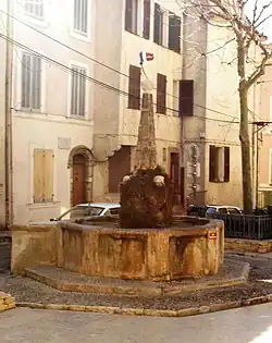 Fontaine de 1555 et « Maison des frères Lumière ».