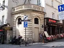 Au no&nbsp;60, la fontaine du Pot-de-Fer à l'angle de la rue du Pot-de-Fer.