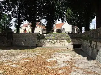 D'autres abreuvoirs existent au fond de la place.