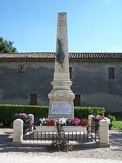 Le monument aux morts près de l'église (juin&nbsp;2009).