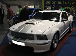 Voiture de couleur grise avec deux bandes blanches.