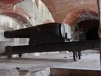 Photo d'un canon Rodman sur un affût de casemate à Fort Knox (Maine).