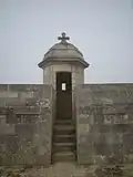Vue de l'unique échauguette sur le mur d'enceinte.