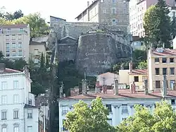 Vue du Fort Saint-Laurent depuis l'autre côté du Rhône.