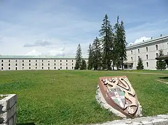 Le fort des Rousses et son écusson.