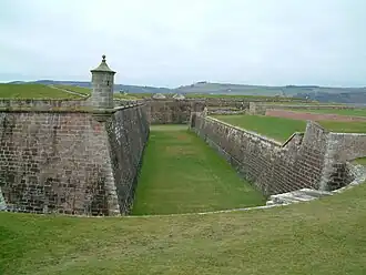 Les échauguettes gardent l'escarpement (fossé sec) pour une défense en profondeur.