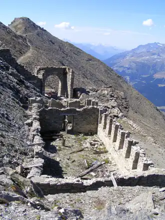 Ruines du fort avec, en arrière-plan, le sommet du mont Froid.
