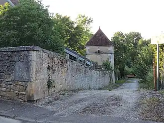 Vestige de l'ancienne muraille fortifiée du village située près de l'église (chemin du Montivieux).