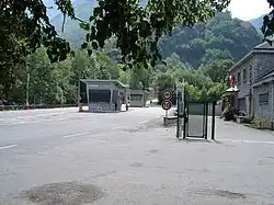 Vue d’un poste de police au milieu d’une route.