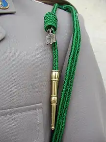 Fourragère aux couleurs du ruban de l'Ordre de la Libération.