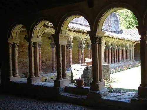 Cloître et puits de l'abbaye.