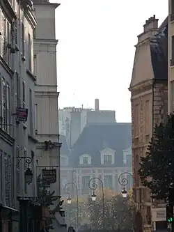 La rue des Francs-Bourgeois, vers la Place des Vosges.