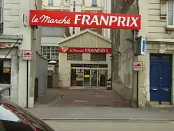 Entrée d'un magasin Marché Franprix abordant l'un des premiers logos de l'enseigne à Paris.