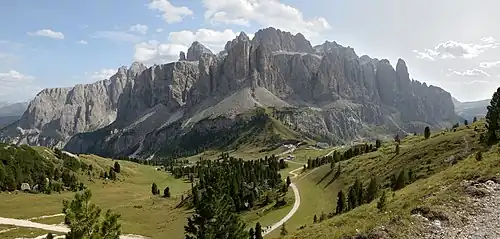Vue du col avec le groupe du Sella en arrière-plan.