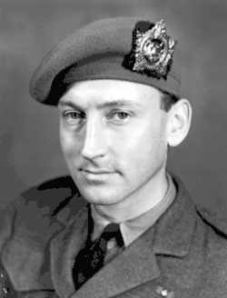 Portrait photo noir et blanc d'un homme en uniforme, coiffé d'un béret.