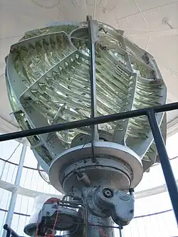 Lentille de Fresnel installée dans le phare.