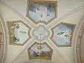 Fresques centrales au plafond.