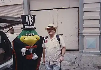 Cosplay de Michigan J. Frog en cape.