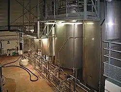 Réservoirs de lait dans une fromagerie en Seine-et-Marne, France.