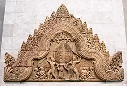 Les asura (démons) se disputent l'apsara Tilottama. Fronton ; porche ouest du gopura III, est de Banteay Sreiv. 967. Grès. H. 195 cm. Musée Guimet