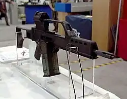 Carabine G36K avec deux magasins assemblés (jungle style&nbsp;(en)).