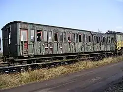 L'une des voitures à restaurer du BVS. Les caisses en bois résistent mal aux intempéries.