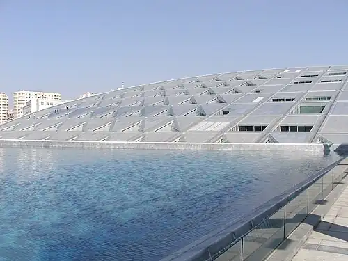 La Bibliotheca Alexandrina, vue depuis le parvis