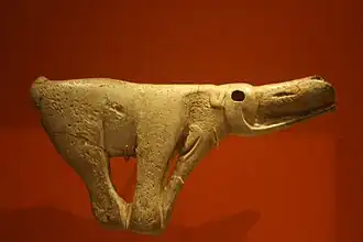 Propulseur au mammouth&nbsp;(en).Bois de renne, abri Montastruc, 12,5&nbsp;cm. British Museum.