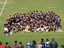 De jeunes joueurs de rugby rassemblés pour une photopgraphie de groupe.